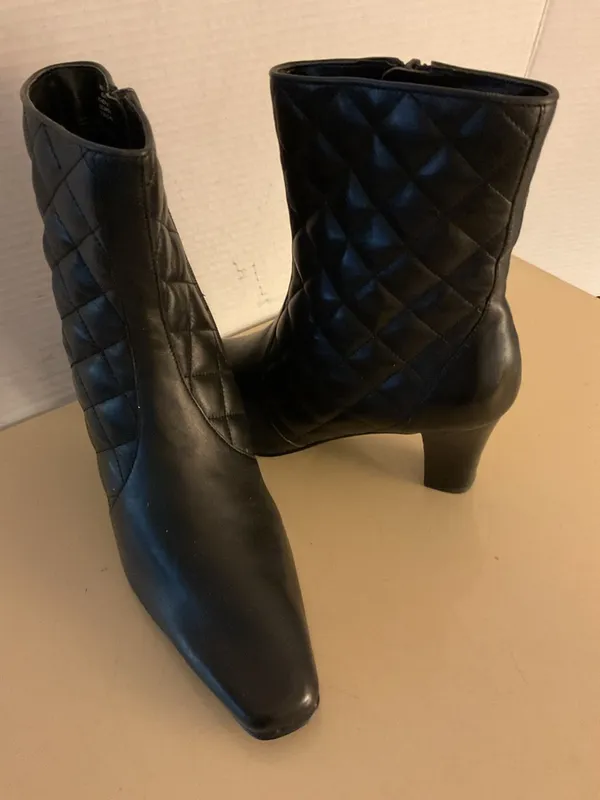 David Tate women Black Quilted leather Heeled Ankle Boots size 6.5 - Image 2