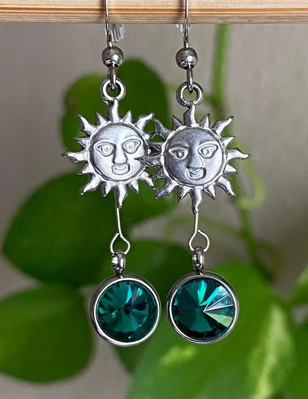 stainless steel sun & green glass beads boho retro vintage style dangle earrings🌞💚 - Image 5