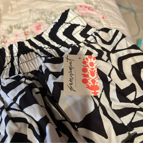 Free people gorgeous shorts double layer NWT small - Image 3
