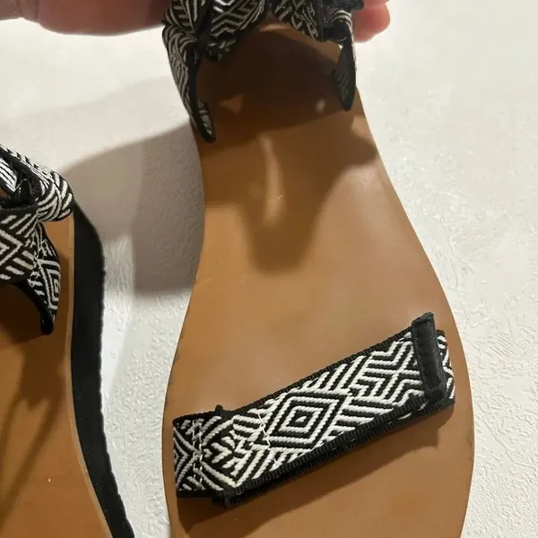 Madewell Black & White Geometric Strap Sandals Size 8.5 Boho Tribal Flat Sandals - Image 13