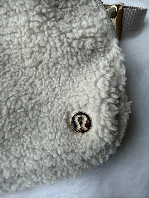 Lululemon Everywhere Belt Bag 1L Fleece - Image 3