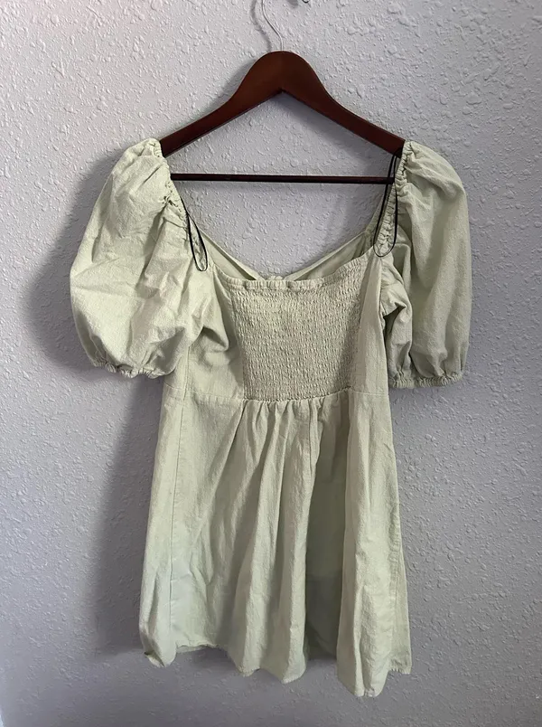 H&M Green dress with puffy sleeves and a tie detail - Image 6