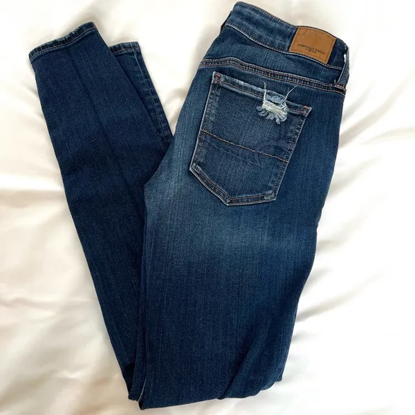 American Eagle Women's Distressed Dark Blue Skinny Jeans - Image 4