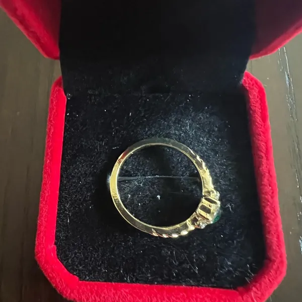 Ladies Gorgeous Golden with Faux Emerald Gemstone Ring Size 8 - Image 3