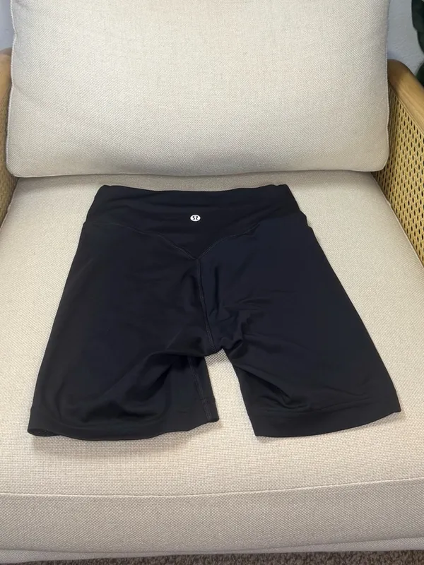 Lululemon Breezethrough High Rise Short 6" Size 6 - Image 3