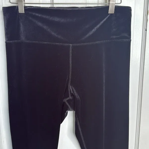 Athleta Elation Velvet Tight in Black #467925 W1679 Sz L - Image 6
