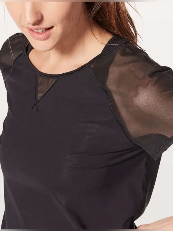 Lululemon Mix & Mesh Short Sleeve Tee Size 4 Black Tie Back Workout Pilates Yoga - Image 3