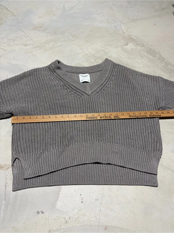 Abercrombie & fitch Cropped V-Neck knit Sweater grey taupe large - Image 5