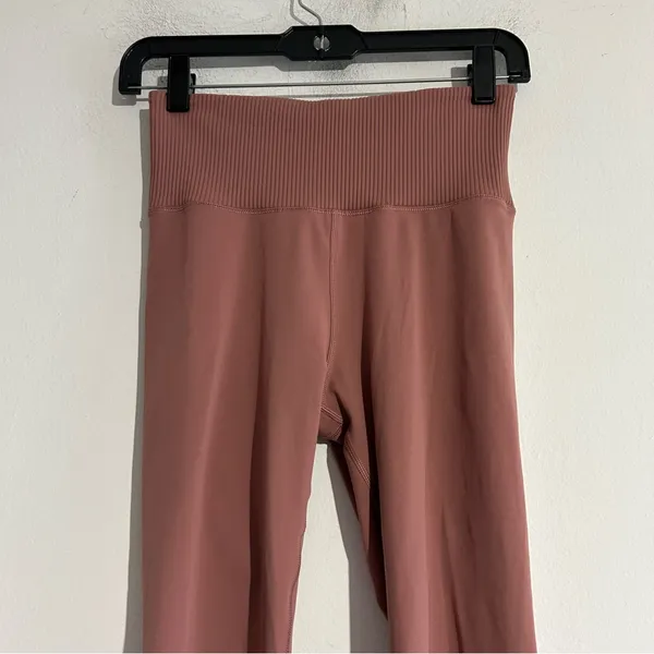 Vuori Rib Studio Leggings 7/8 Mauve Size Small Athletic Workout Gym Yoga Casual - Image 3