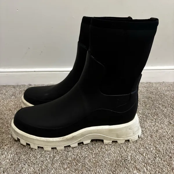 Hunter Women’s City Explorer Short Rain Boots, Black/Shaded White Size 9 - Image 3