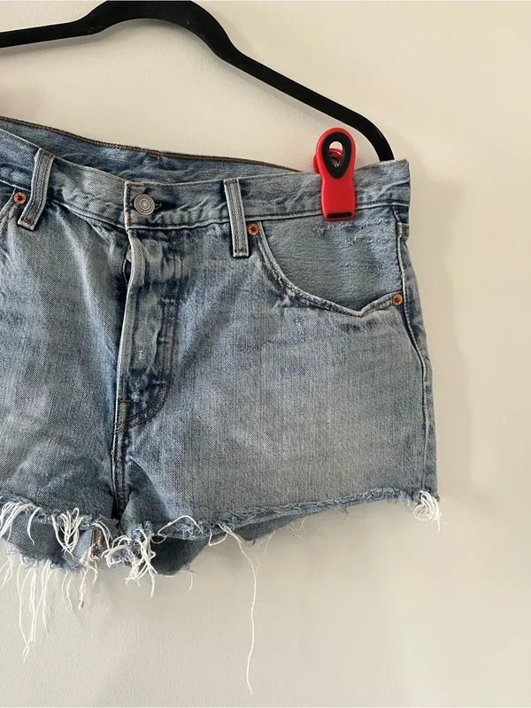 Levi's 501 Women's Cutoff Denim Shorts 32 Light Wash Distressed Raw Hem - Image 3