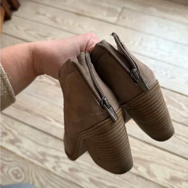 Vince Camuto Gardenia booties size 8 - see pics for wear - Image 4