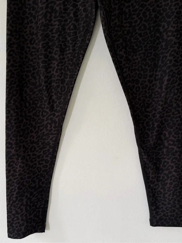 Beyond Yoga SoftMark High Waisted Midi Leggings in Espresso Leopard Size Large - Image 5