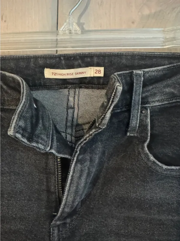 Levi's 721 High Waisted Distressed Black Jeans Sz 28 - Image 6