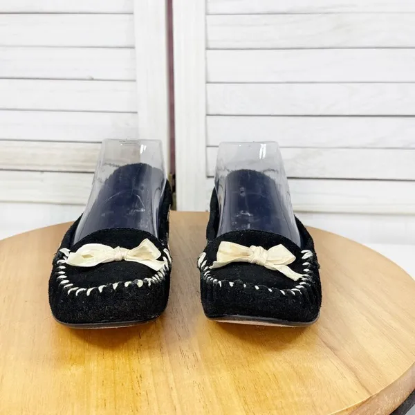 Banana Republic Suede Moccasin Shoes Cream Bow‎ Black 7 Flats - Image 4