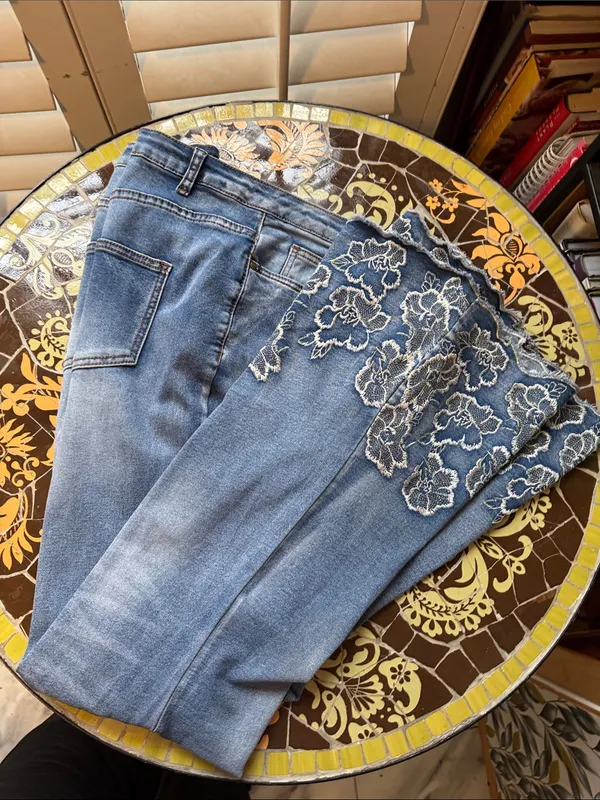 VENUS Embroidered Hem Flare Jeans - Blue SZ: 18 - Image 4