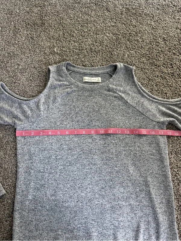 Abercrombie & Fitch Gray Cold Shoulder Knit Sweater Top Small - Image 4