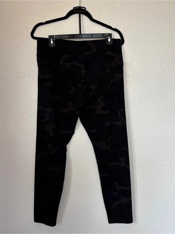 Natural Reflections Black & Grey Camo Leggings - Image 6