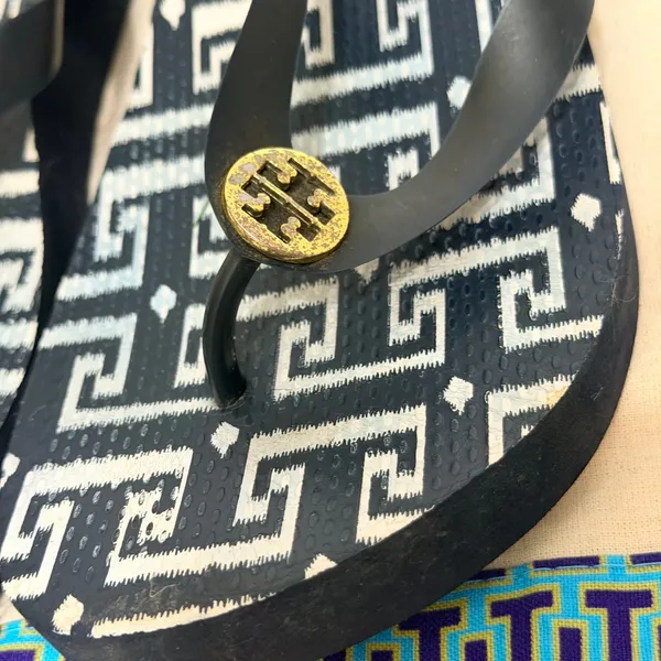 Tory Burch Rubber Printed Flip Flops Women's Size 9.5 Gold Logo Medallion - Image 4