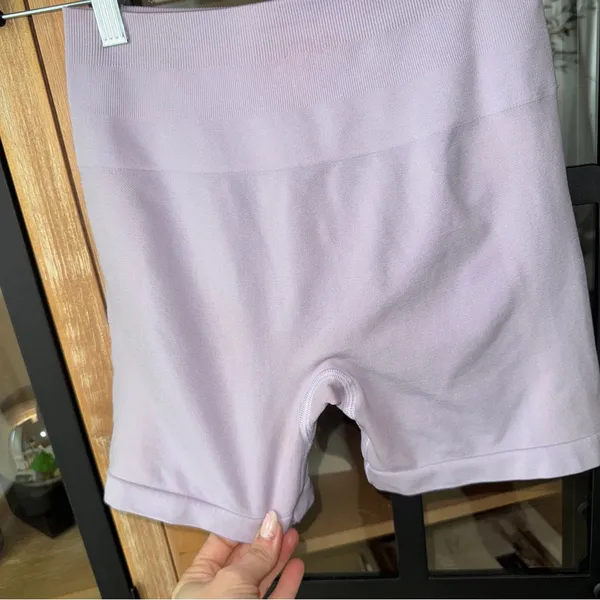 Alphalete seamless contour ultra high rise biker shorts scrunch lavender poise - Image 3