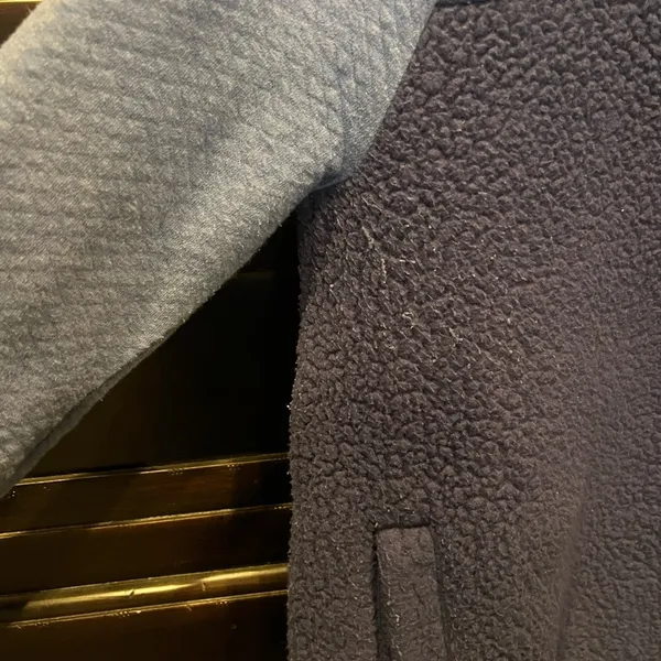 Vineyard Vines Dark Blue and Light Blue Fleece Jacket - Image 4