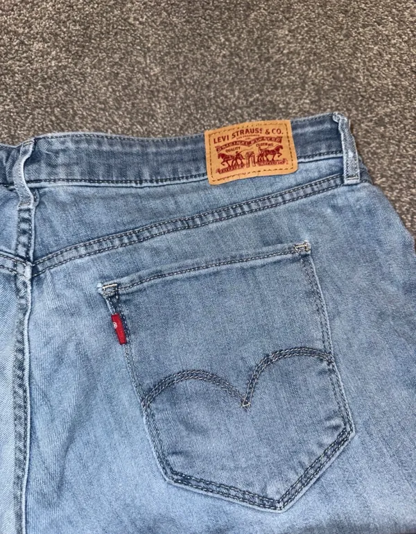Lightwash Blue Levi’s Shorts - Image 4