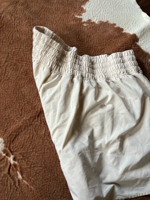 Aerie real good mid rise cream colored athletic shorts size medium No flaws - Image 4