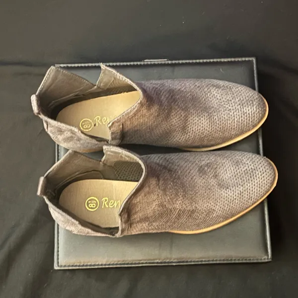 Stylish Gray Ankle Boots Size 8.5 - Image 3