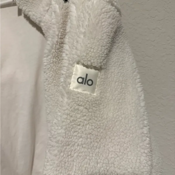 ALO Yoga Cream Foxy Sherpa Zip Bomber Jacket - Image 4