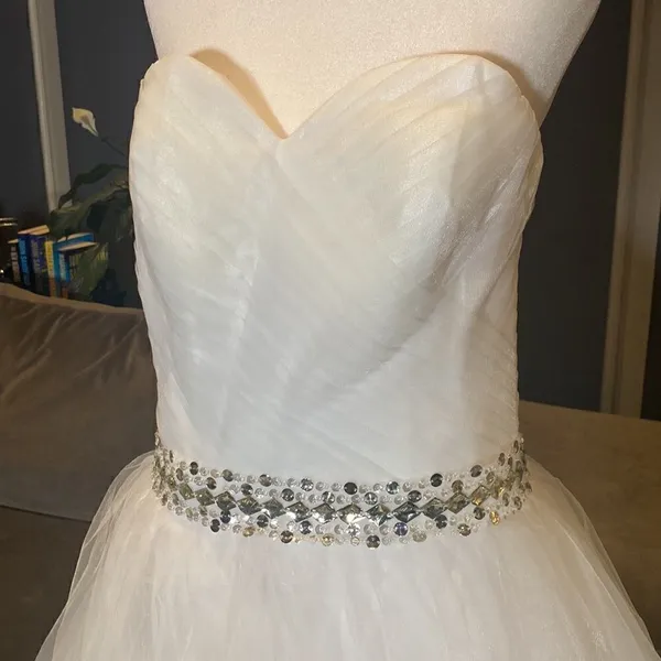 Women’s White Wedding Dress Sleeveless Corset Back Silver Beading Size 8 NWOT - Image 2