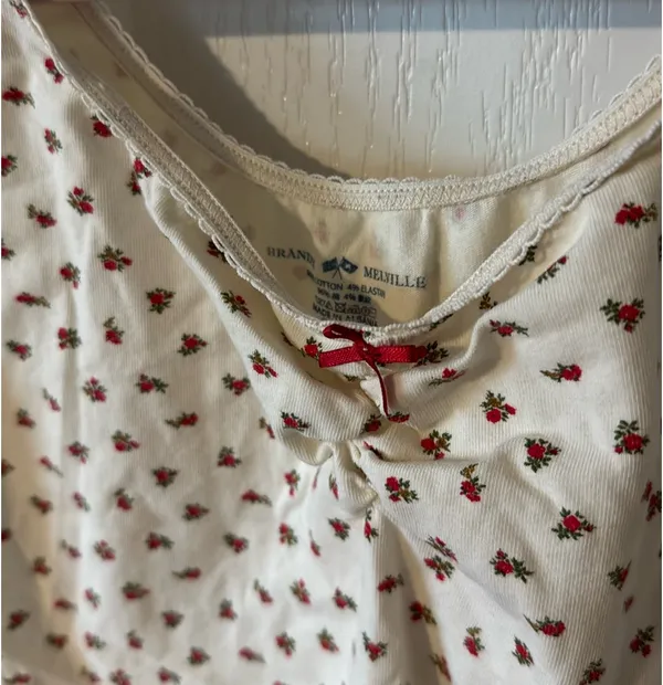 RARE Brandy Melville White Red Floral Top with ruched bust and lace trim - Image 2