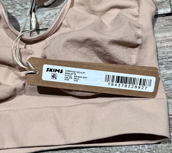 SKIMS everyday sculpt bralette - Image 2
