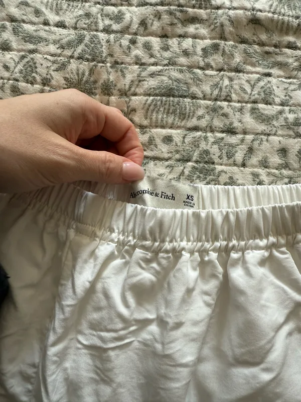 Abercrombie white shorts - Image 3