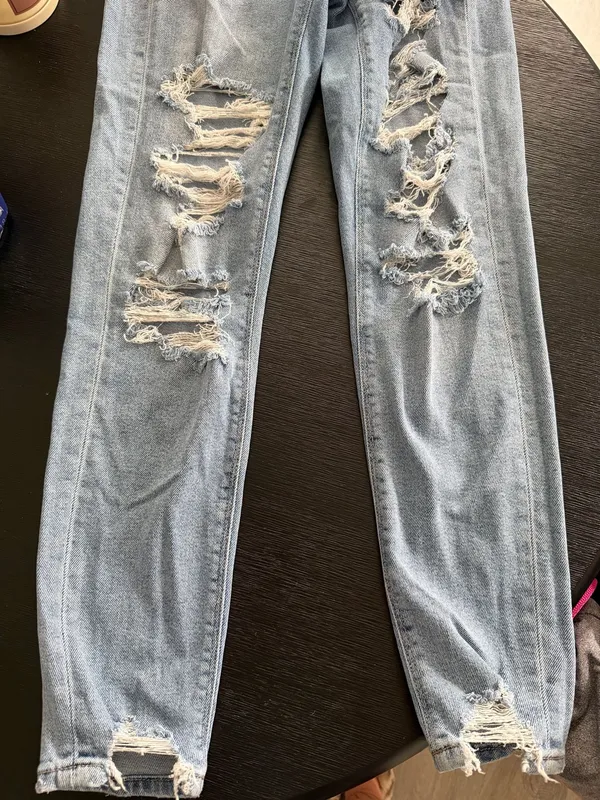 American Eagle Ripped Jeans Mom - Image 2