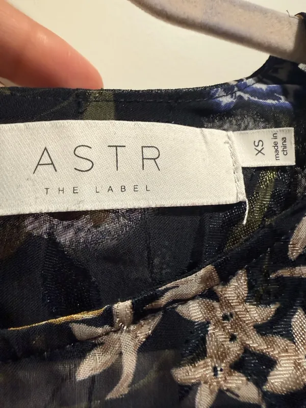 ASTR "The label" Ladies Beautiful Sheer,‎ Open Back Nicole Miller Blouse Size Xs - Image 8