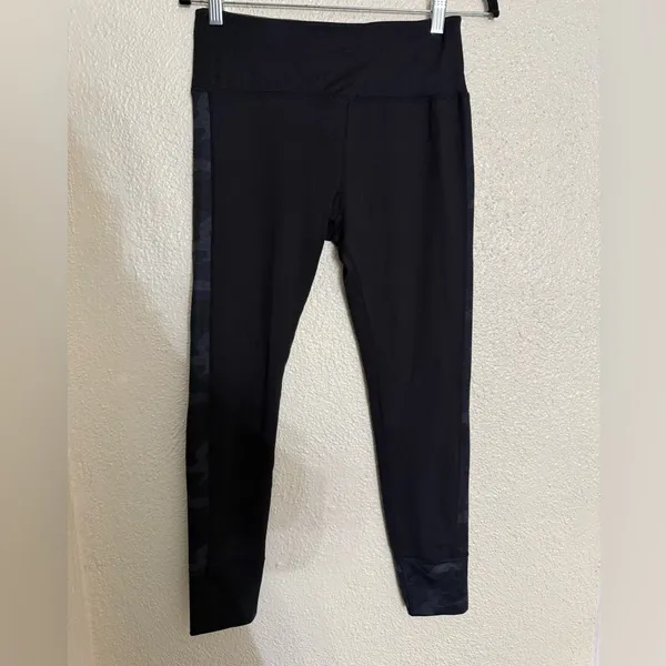 Vuori Asymmetric Color Block Leggings Camo size Medium - Image 2