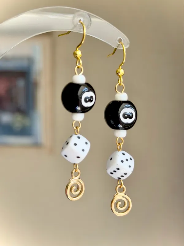 Handmade y2k funky grunge 8 ball dice swirl dangle earrings 🎲🖤💕 - Image 3