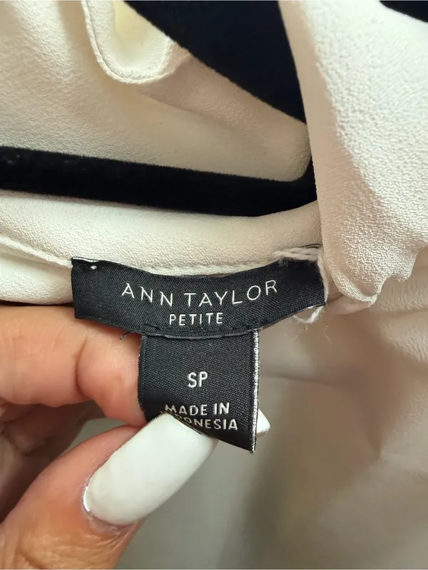 Ann Taylor Petite Women’s Ivory Cowl Neck Long Sleeve Blouse. Size: Small Petite - Image 3