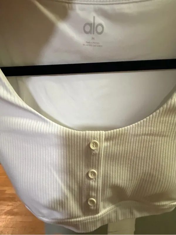 ALO Yoga White Ribbed Scoop-Neck Button Front Crop Top - Image 5