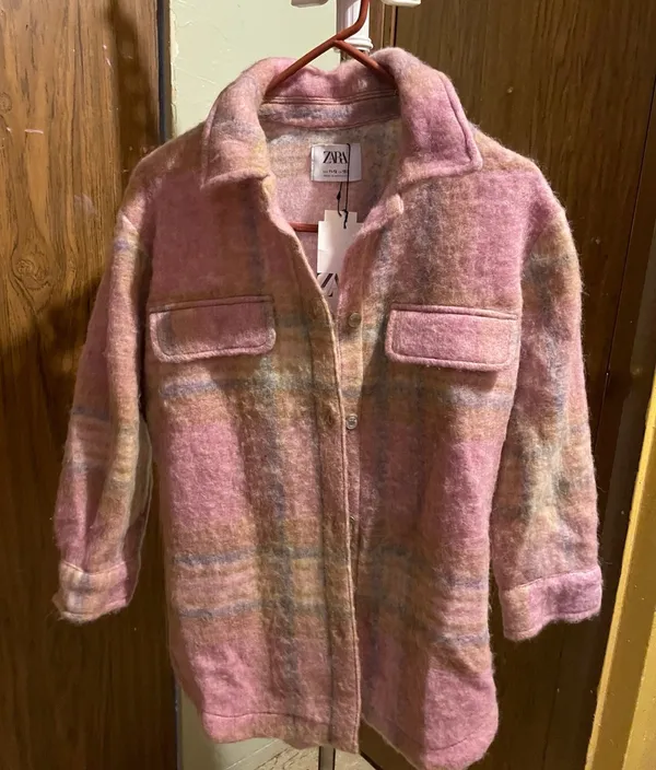 ZARA pink plaid wool-blend shacket with soft brushed texture. Lightweight outer layer styled with front flap pockets and a relaxed collar. Versatile layering piece that adds a feminine pop of pink to outfits. - Image 5