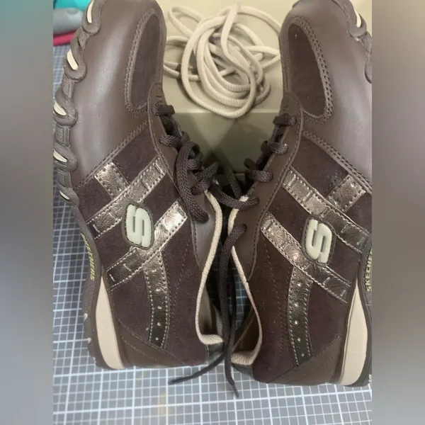 Skechers size 7 color chocolate - Image 8