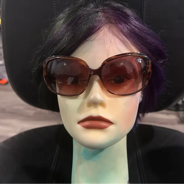 Elegant Brown Sunglasses - Image 2