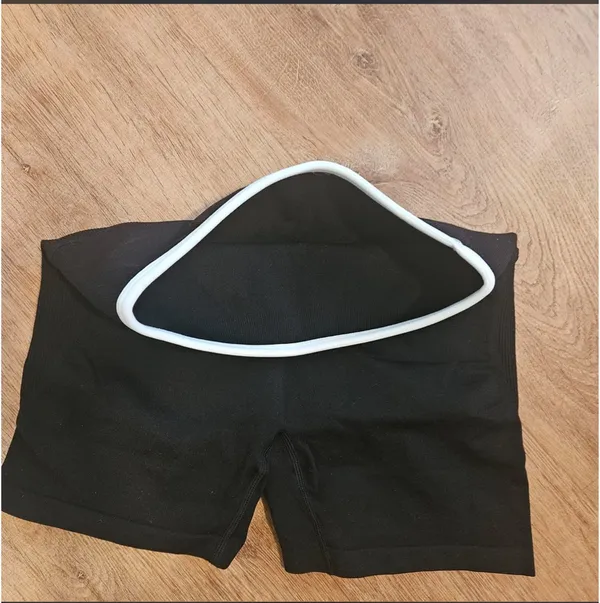 fabletics 4” black and white piping seamless scrunch high waisted shorts - Image 3