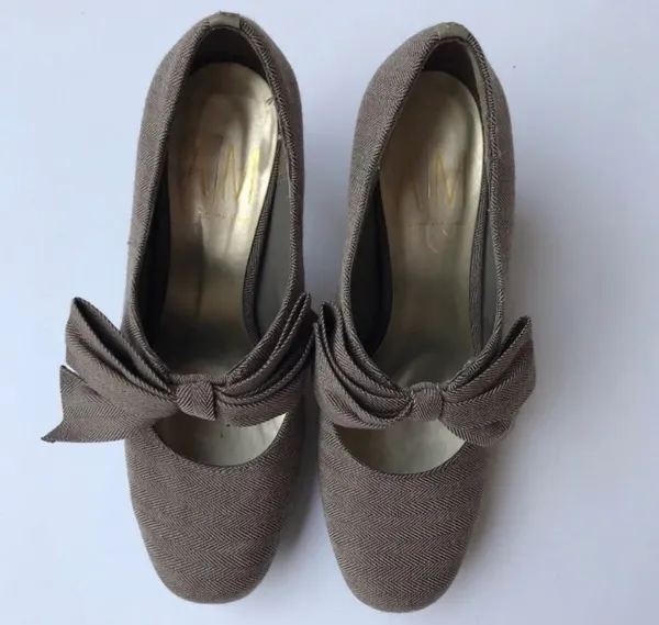 Gorgeous Ann Marino Bow Top Heels Size 6.5 Brown - Image 2