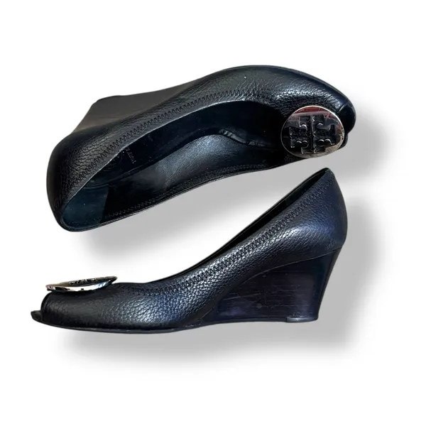 Tory Burch Sally Black‎ Pebbled Leather Wedge Peep Toe Pumps Gold Medallion Logo - Image 4
