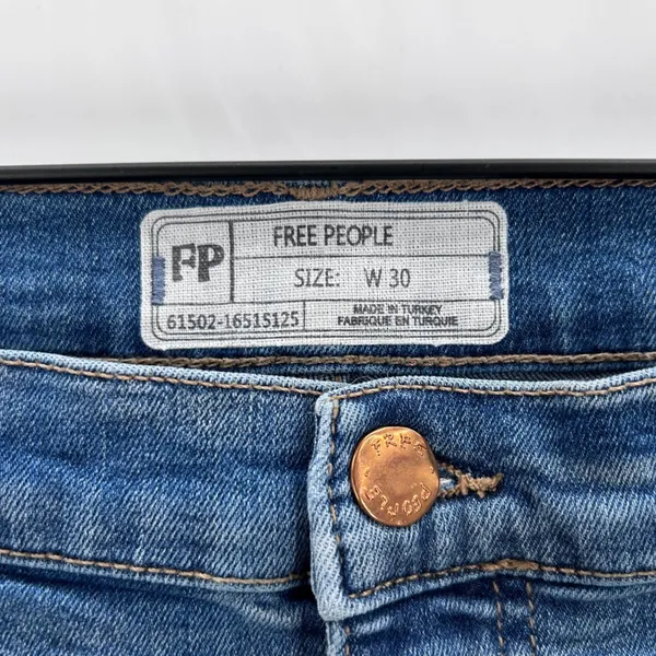 Free People‎ Women's Blue Denim Distressed Frayed Fringe Hem Jeans Size 30 - Image 4