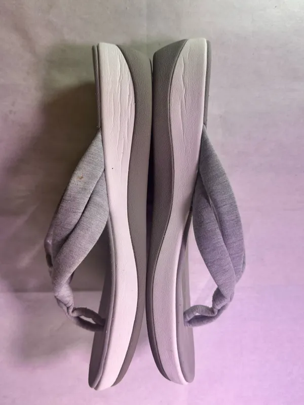 Clarks Light Gray Padded Thong Sandal - Image 8