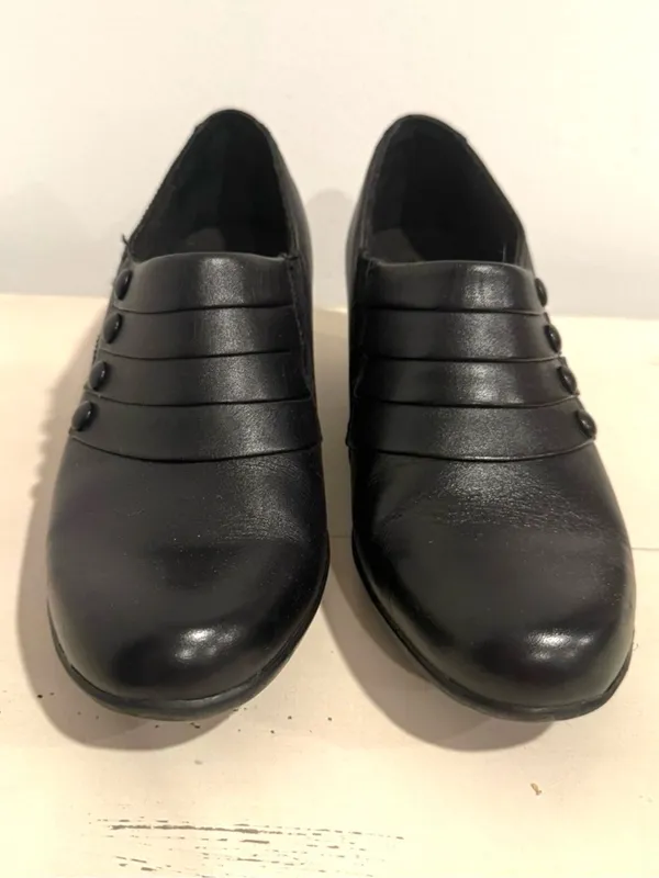 Clarks Bendables Ingalls Falls Black Leather Ruched Button Ankle Bootie Size 7.5 - Image 2