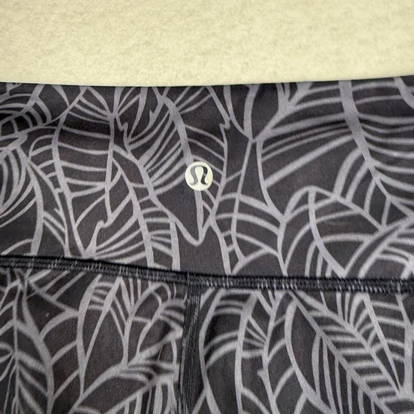 Lululemon Crop Leggings Womens Size 8 Black‎ Gray Palm Leaf Print - Image 4