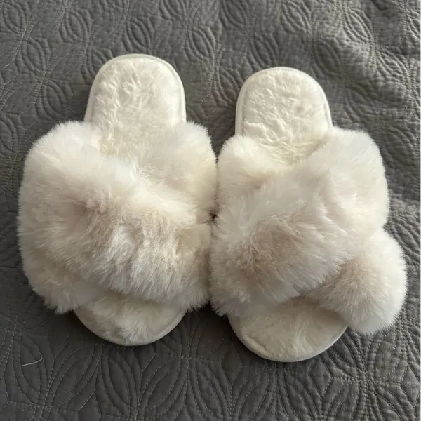Women’s Size 9/10 White Faux Fur Bridesmaid/Bride Slippers - Image 2